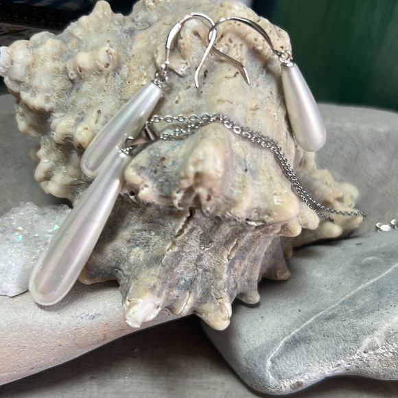 White Shell Pearls Necklace & Earrings set. - Picture 4 of 8